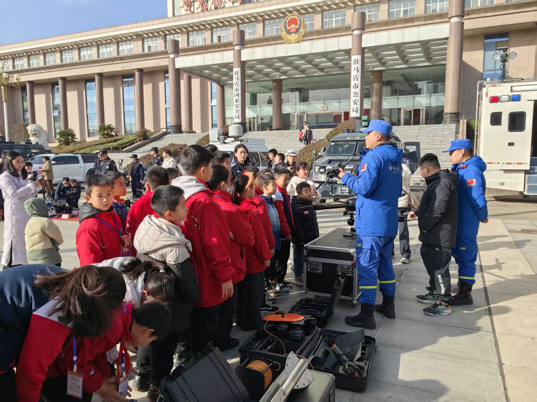 致敬中国人民警察节!驻马店市公安局举办升国旗迎警旗仪式暨警营开放日活动