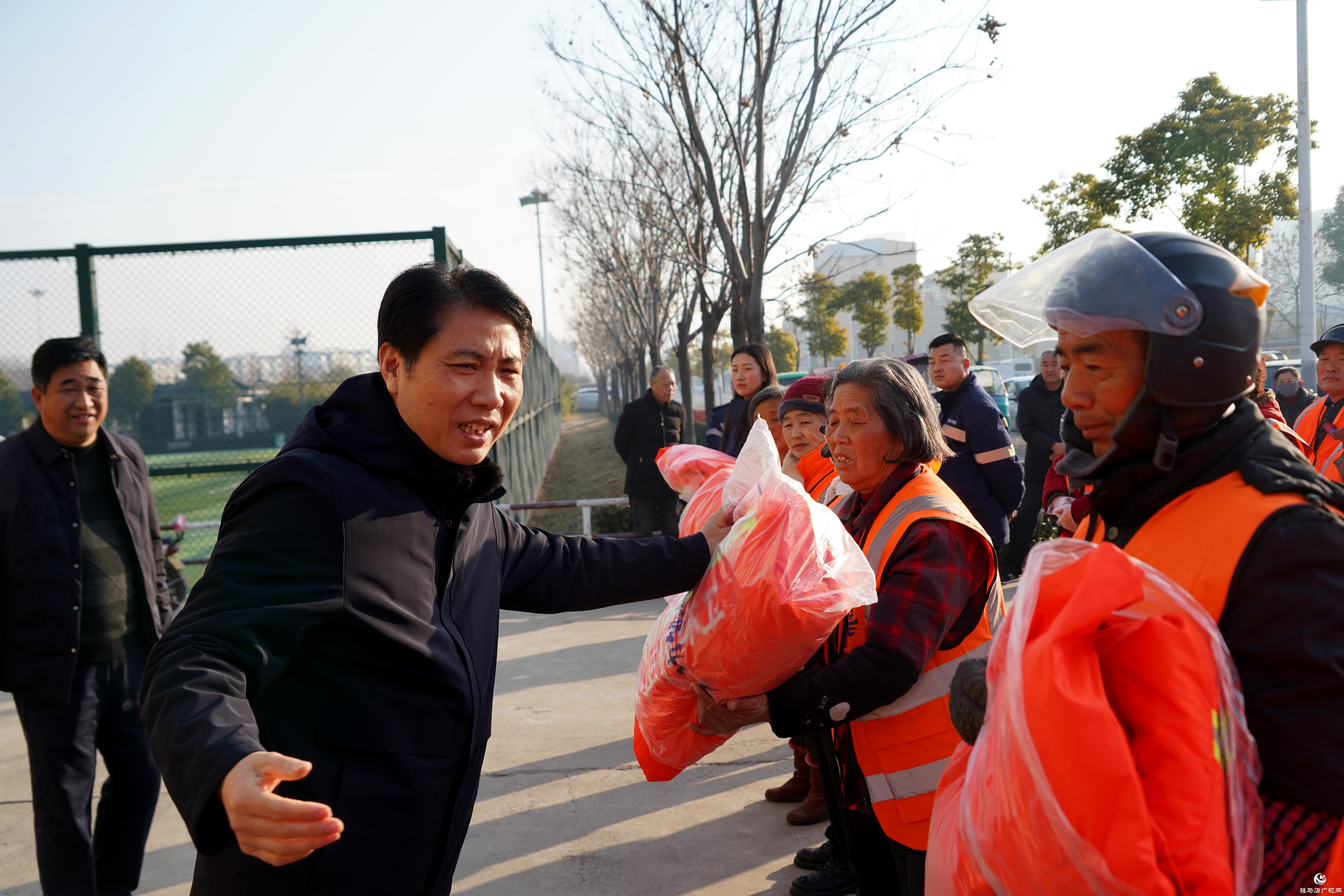 正阳县总工会：600件“暖心衣”温暖城市“美容师”