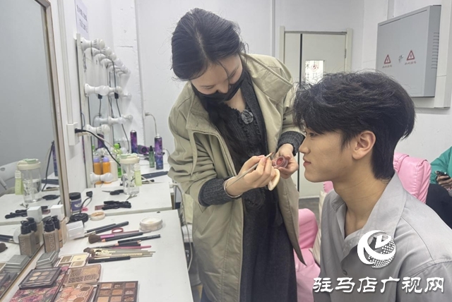 梦想加速度——从素人到明星 探秘直播梦工厂