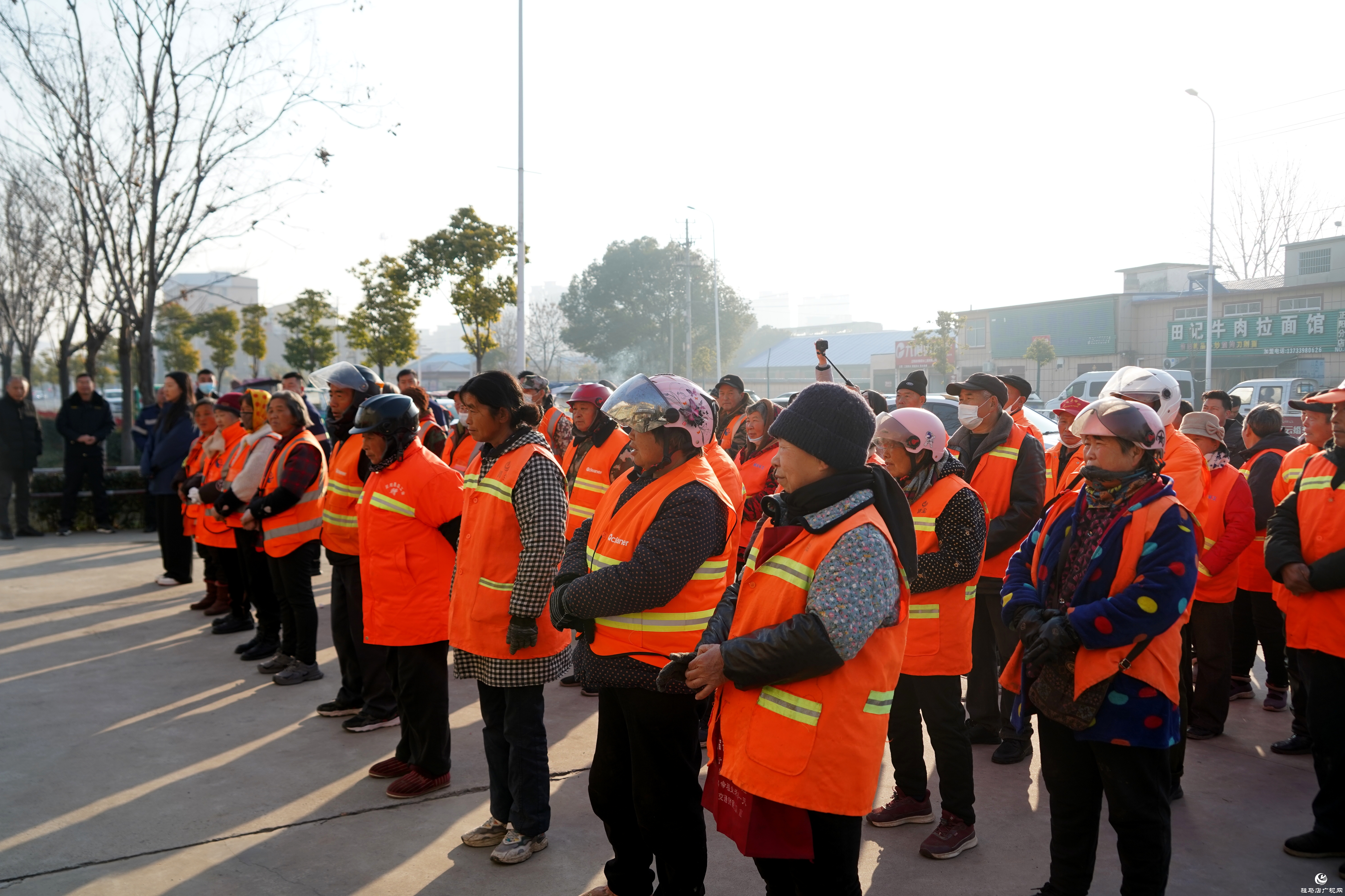 正阳县总工会：600件“暖心衣”温暖城市“美容师”