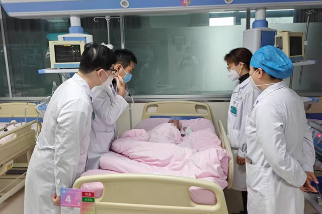 4岁女童重症肺炎命悬一线 医院多学科协作抽脓近1800毫升成功救治