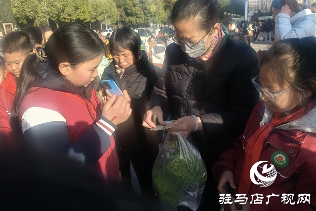 金雀路小学“爱心集市”开市！小学生变身“带货”小能手