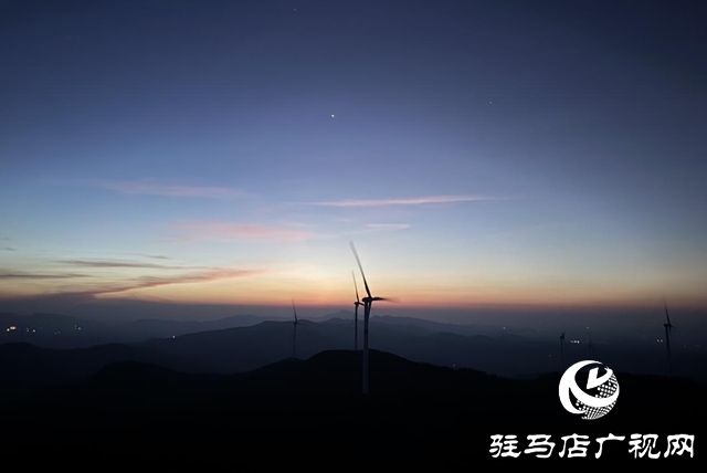 登顶“驻马店屋脊” 邂逅最美日出云海