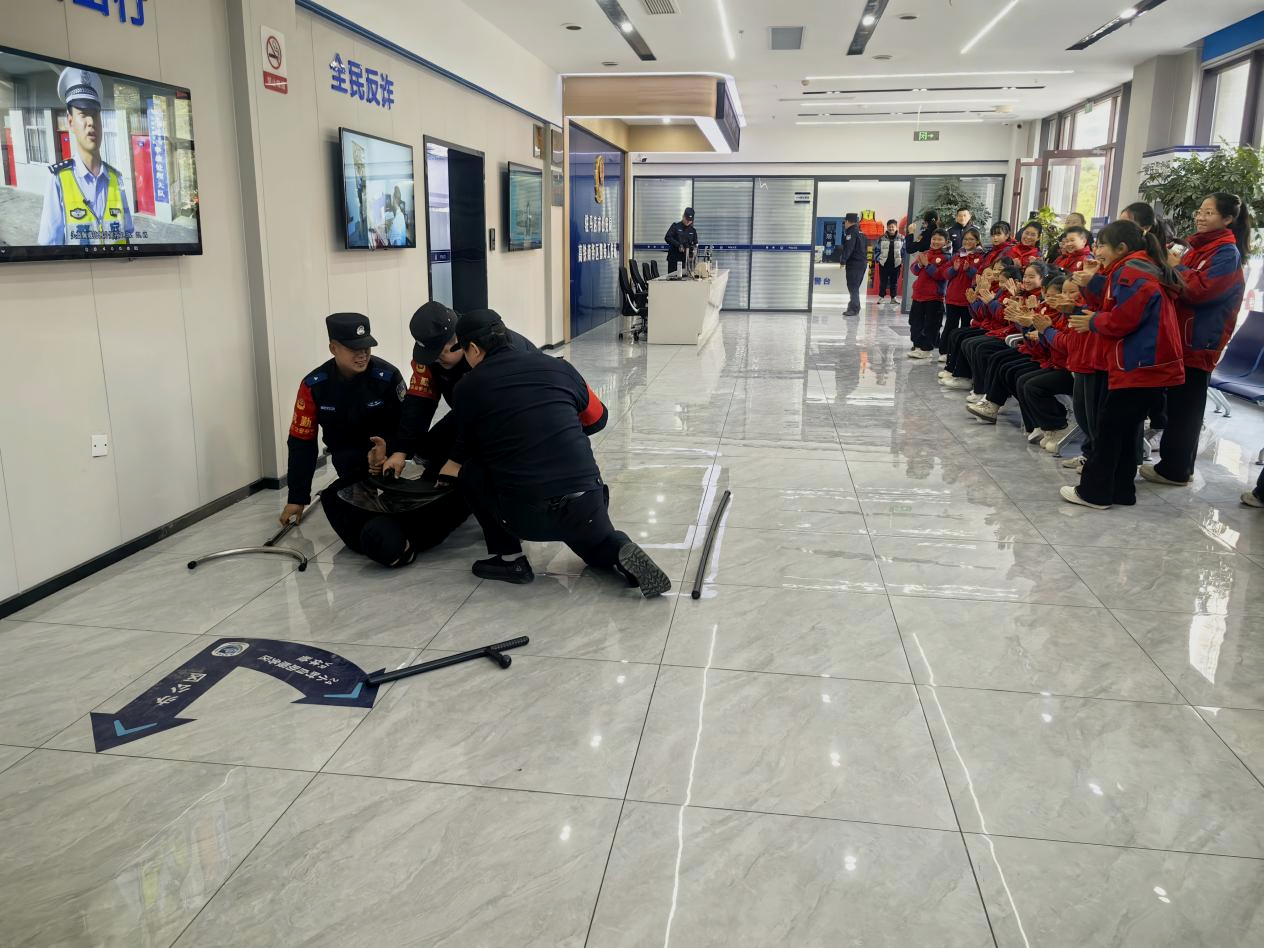 示范区公安分局高铁警务工作站警营开放日活动