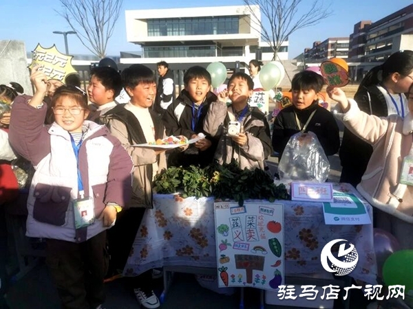 遂平县第七初级中学学生种菜卖菜 劳动教育搜收获丰