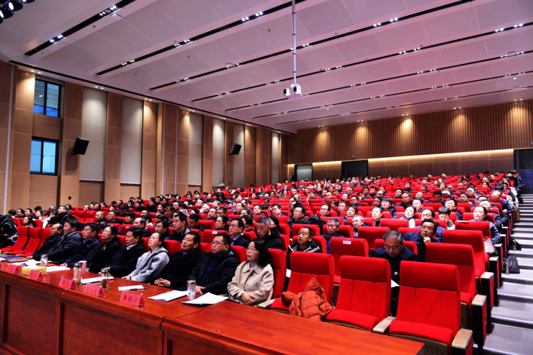 驻马店市第三小学付欣校长在全市基础教育工作会议上分享“课改、阅读、写字”工作实践成果