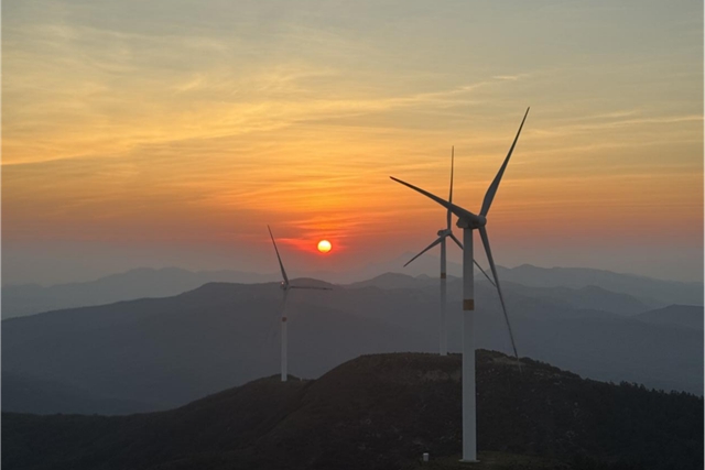 登顶“驻马店屋脊” 邂逅最美日出云海