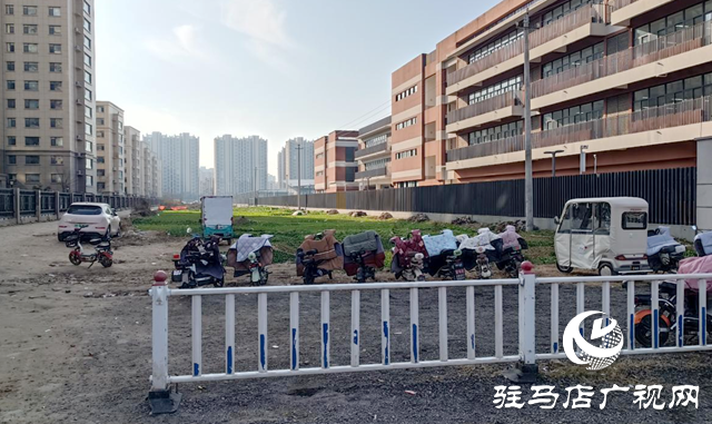 门前道路难行 居民期盼早日修复