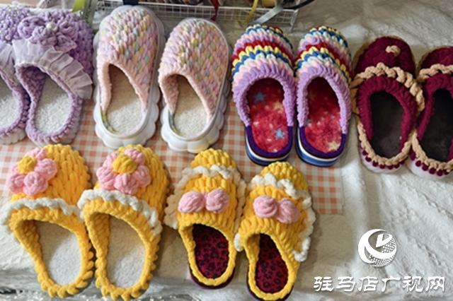 手上经纬 足底温情：杨菲的编织之路