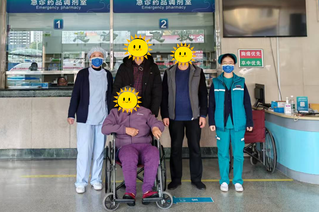 医护救治温暖人心，患者康复携子致谢