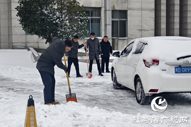 驻马店广播电视台：闻雪而动显担当 清扫冰雪暖驿城
