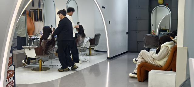 春节临近 驻马店美发店开启“爆单”模式