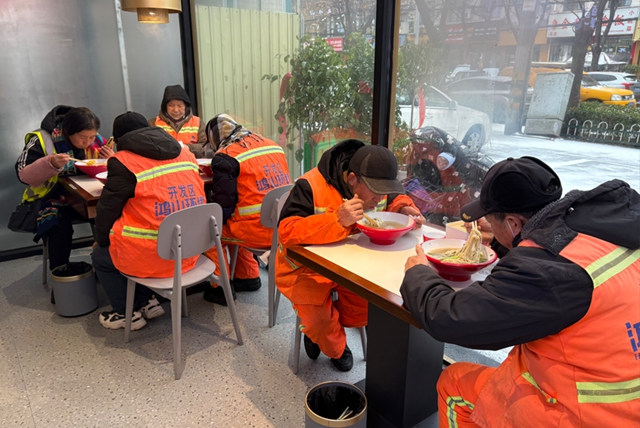 每周一免费吃面 驻马店一面馆用“一碗面的承诺”温暖环卫工