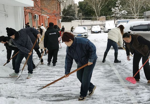 雪映初心，情暖医患！驻马店市第二中医院以团结之力，为健康开路