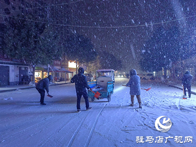  关王庙乡：干群同心清雪除冰 筑牢安全出行防线