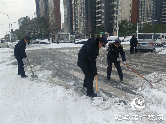  以雪为令 全域攻坚 驻马店经济开发区清雪除冰保民安