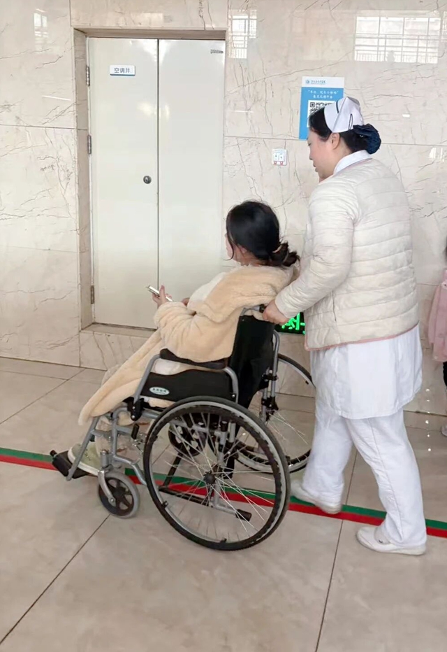 门诊护士紧急护送 孕妇突发破水转危为安