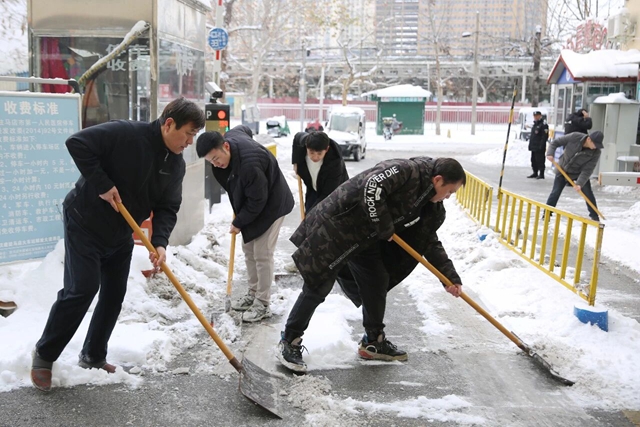 驻马店市第一人民医院：开展扫雪除冰行动，全力保障患者就医安全