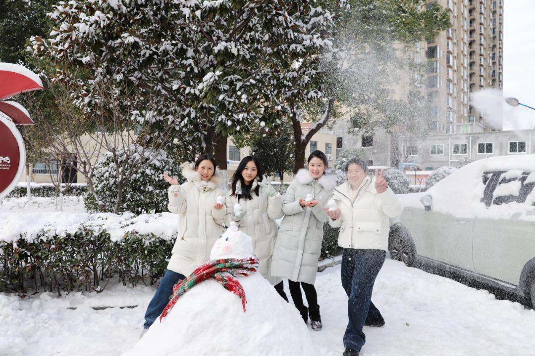 驿城区检察院:全力扫雪保障出行