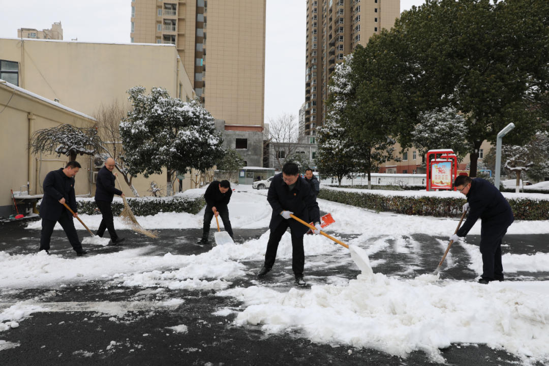 驿城区检察院:全力扫雪保障出行