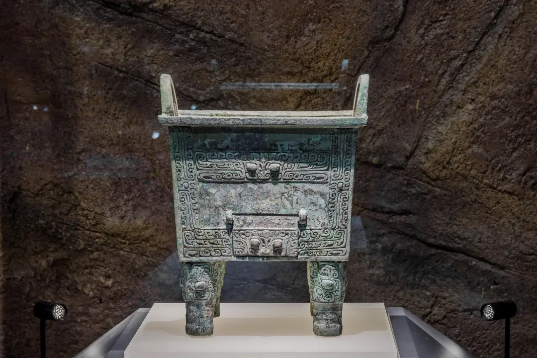 文博日历丨鼎上开了个门，做啥用？