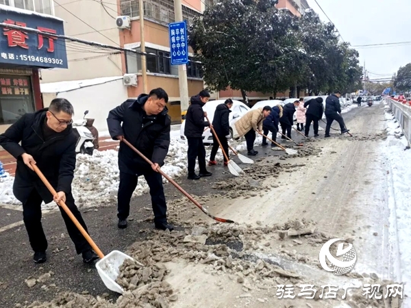 平舆县人民医院清扫积雪为周边居民和就诊患者及过往行人打通一条安全路