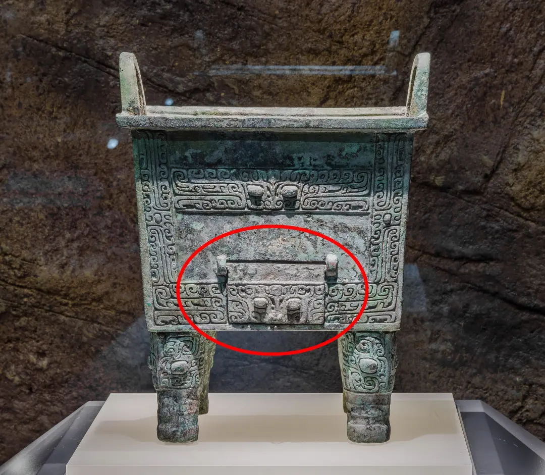 文博日历丨鼎上开了个门，做啥用？