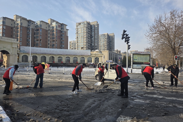 “志愿红”出手清出“暖心道” 冰雪中呼应民心
