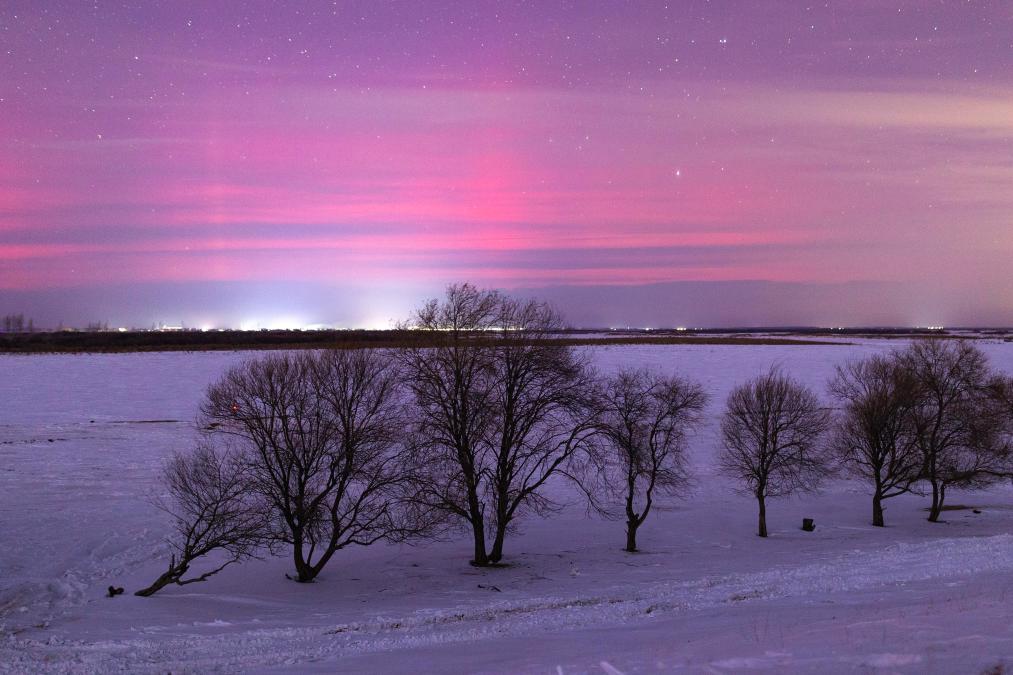 我国北方多地迎来新年首场“极光秀”