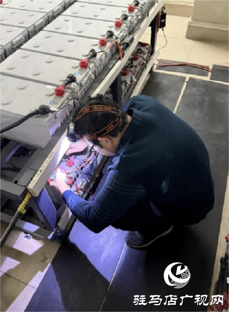 驻马店联通网络运营中心对市区电力机房蓄电池进行放电测试