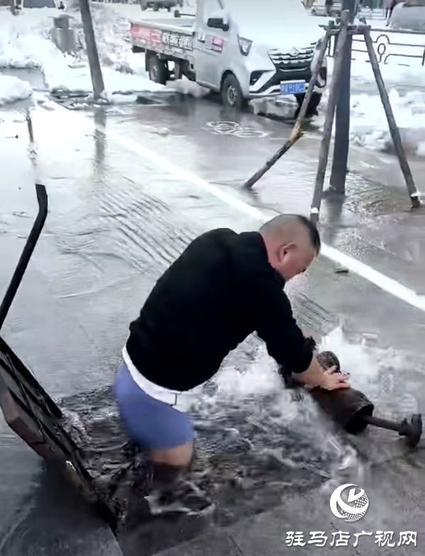 平舆供水人跳入冰水抢修用坚守换来了城市供水平稳运行