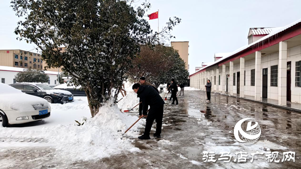 平舆县十字路乡:清理积雪保通畅,心系民生护安宁