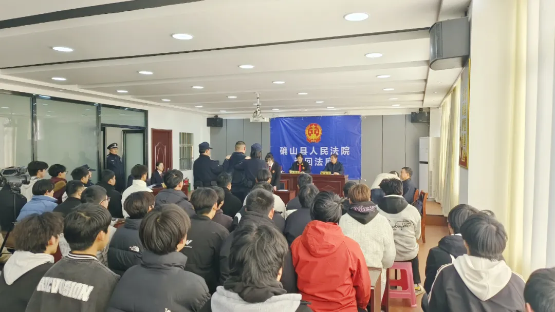 确山检察:庭审进校园 普法零距离