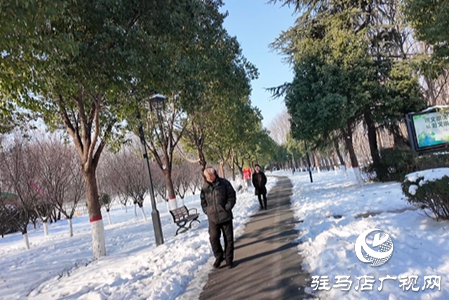 雪后置地公园:银装素裹映笑语