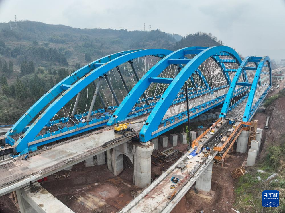 西渝高铁跨营达高速公路大桥全桥顶推完工