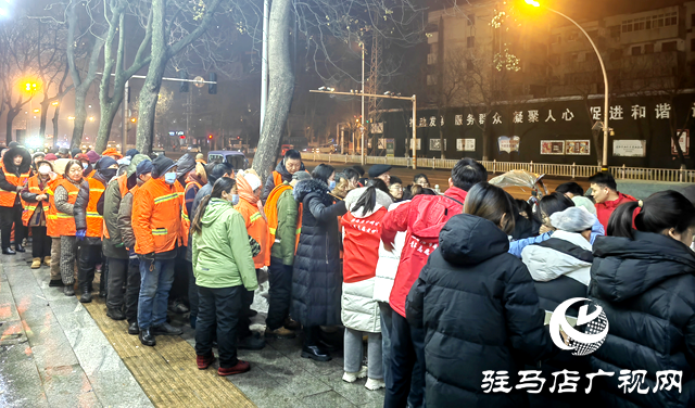 驿城区开展腊八节送粥公益行动