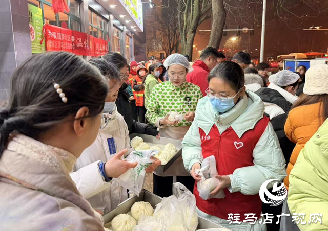 驿城区开展腊八节送粥公益行动