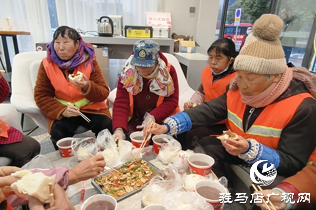 腊八粥暖“橙”心 政企携手慰问环卫工人