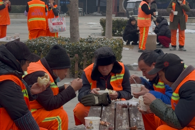 腊八粥致敬“城市美容师”