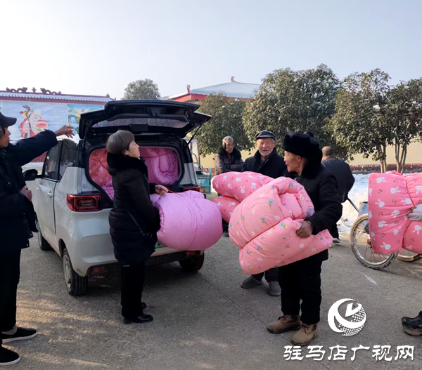 平舆县庙湾镇:发放“暖冬礼包”让老人温暖过冬