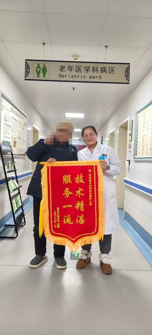 心梗突发获及时救治，患者赠锦旗致谢医护团队