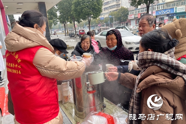驿城区人民街道：腊八粥香暖人心 爱心服务传温情