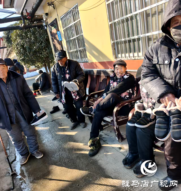 平舆县庙湾镇:发放“暖冬礼包”让老人温暖过冬