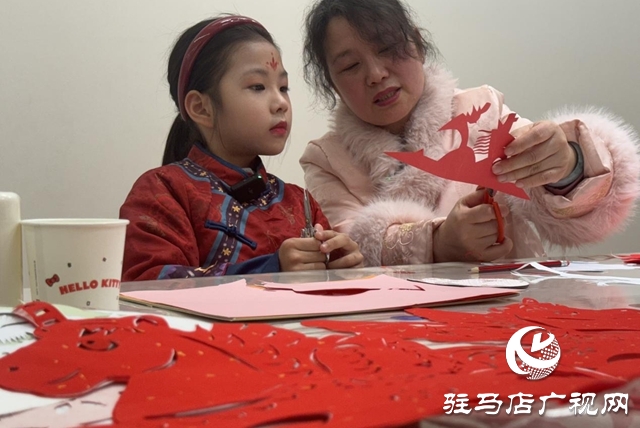 非遗传承人朱俊：剪出龙马精神 守护指尖年俗