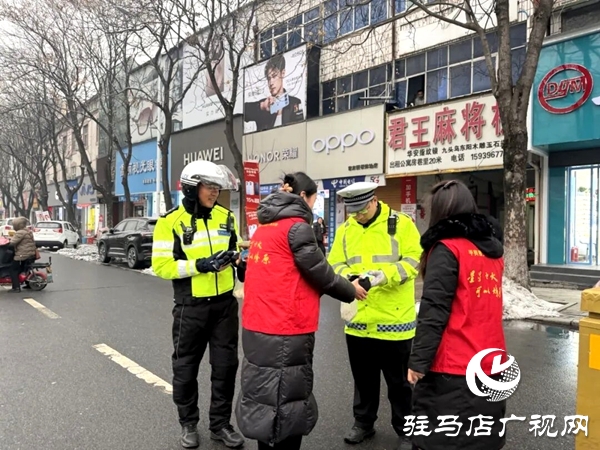 共青团平舆县委联合平舆县星火志愿者协会开展“爱心送粥 情暖舆城”志愿服务活动