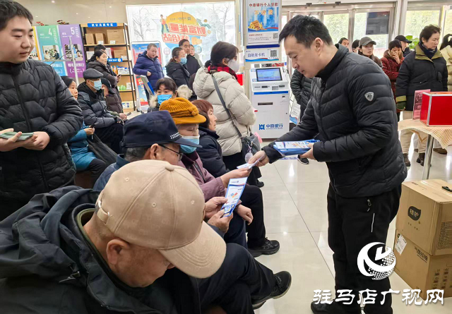 中原银行驻马店分行:粥香暖腊八 防非护民安
