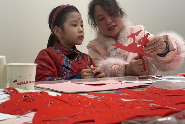 非遗传承人朱俊：剪出龙马精神 守护指尖年俗