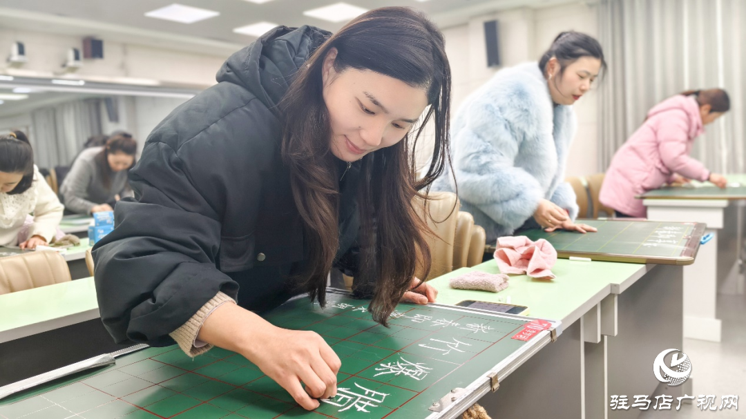  驻马店实验小学举办教师粉笔字比赛