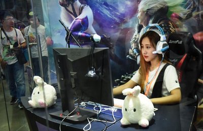 旧衣流入直播间被当“大牌尾货”卖？回收箱靠谱吗？