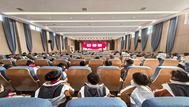  驻马店经济开发区金雀路小学校长思政课暖心开讲